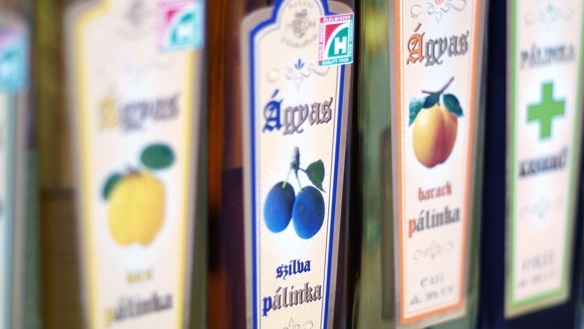 Az ágyas pálinka készítés – és persze a hozzá passzoló pálinka címkék